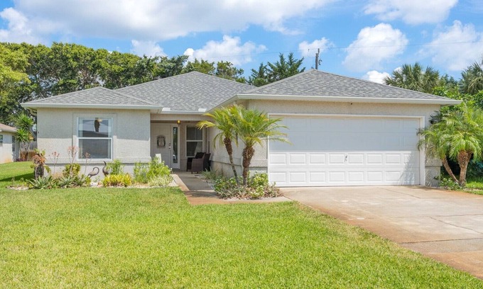 St. Augustine House | Robin's Nest: Private 4 bedroom Pool home just steps to beach with screen pool