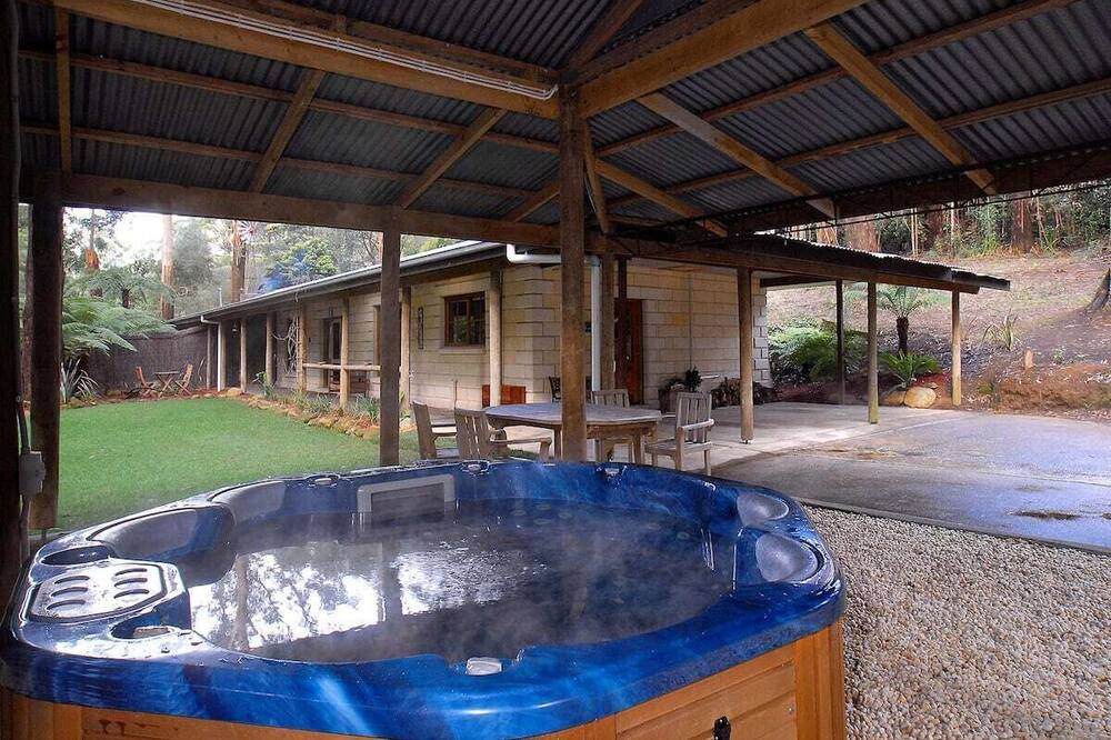 Mount Dandenong Cabin | Jacuzzi in 7 Acre Rain Forest Paradise