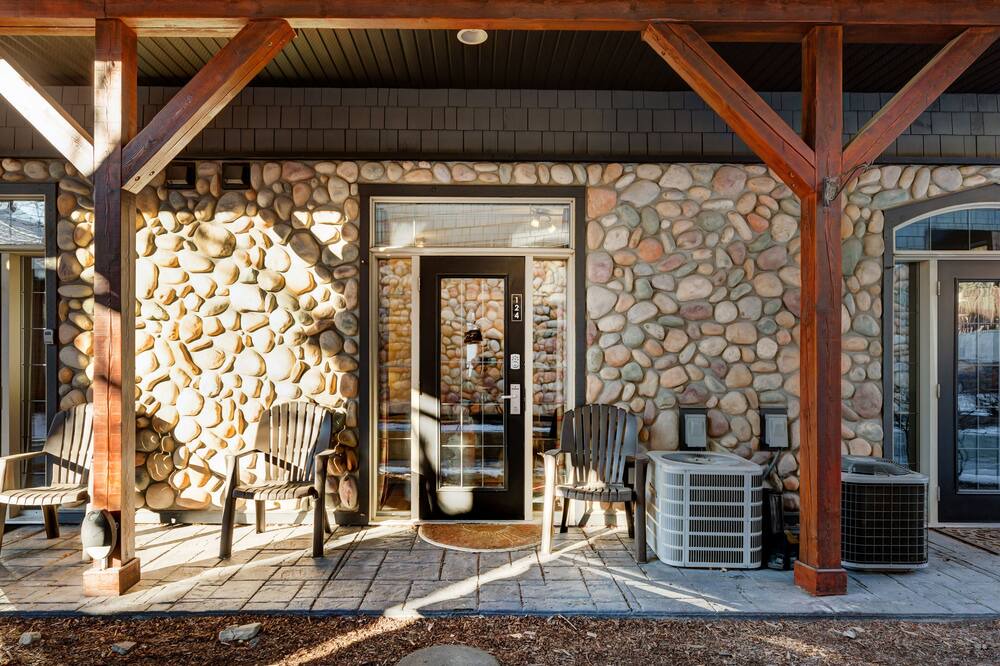 Canmore Ski Chalet | Heated Pool-side Chalet w/ Hot Tub | 2 bdrm 8 Guests | Walk anywhere in 15 mins!