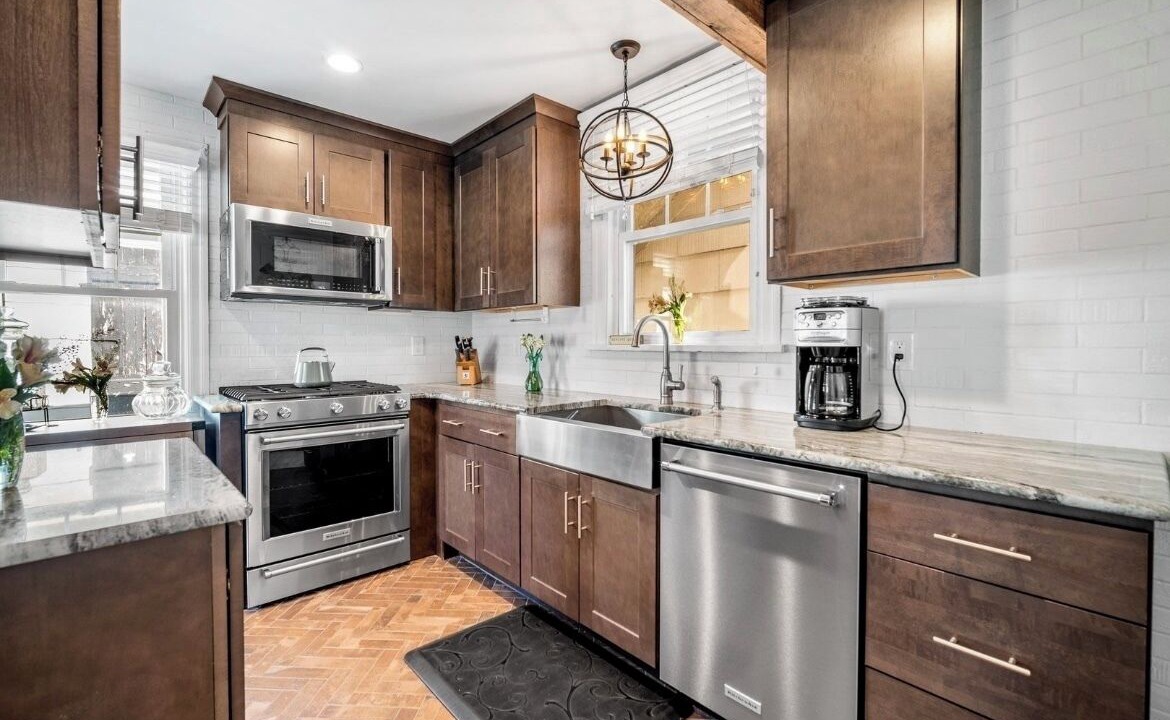 North End House | 5 bedrooms, Sleeps 12, steps to beach and boards with parking in the Gardens