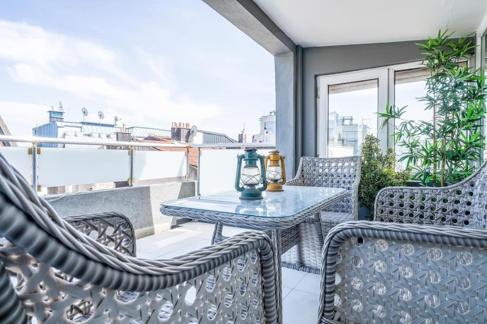 Besiktas Apartment | Gorgeous Flat with Balcony in Besiktas