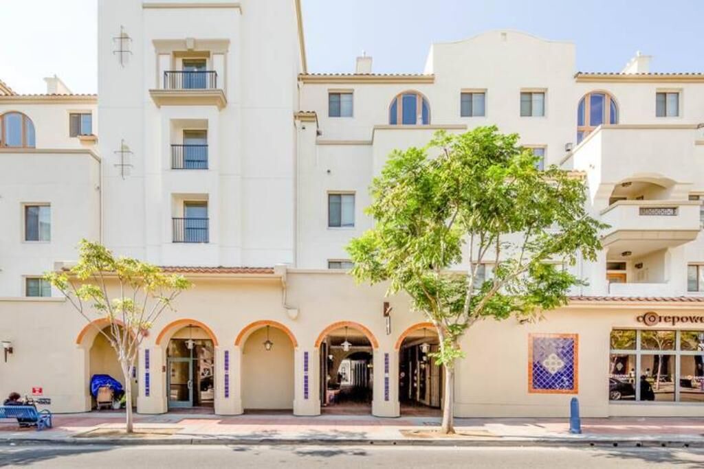 Westwood Apartment | Penthouse Fountain View 2 Bed 2 Bath Apartment G19