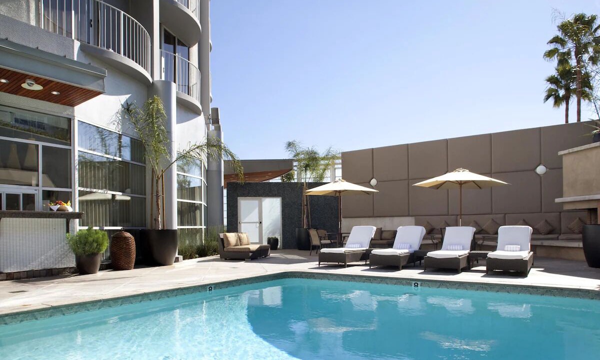 Los Angeles House | Enjoy Rooftop Dining and Iconic LA Views at Quirky West Los Angeles Room