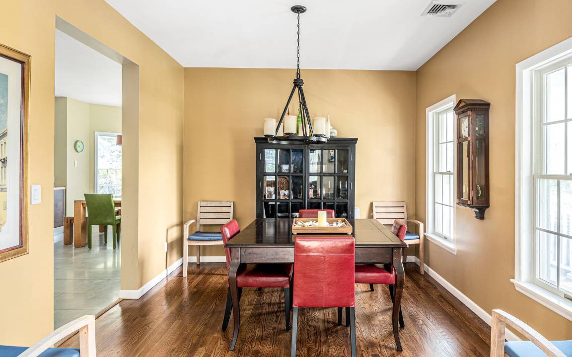 Photo of Livingroom in Town of Southold Town