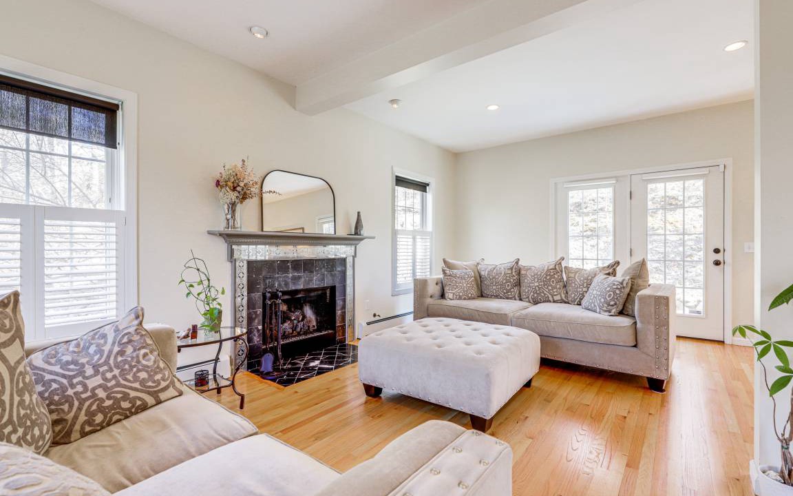 Photo of Livingroom in Old Mystic