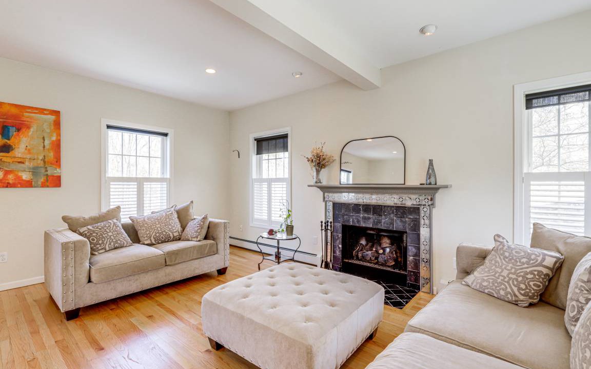 Photo of Livingroom in Old Mystic