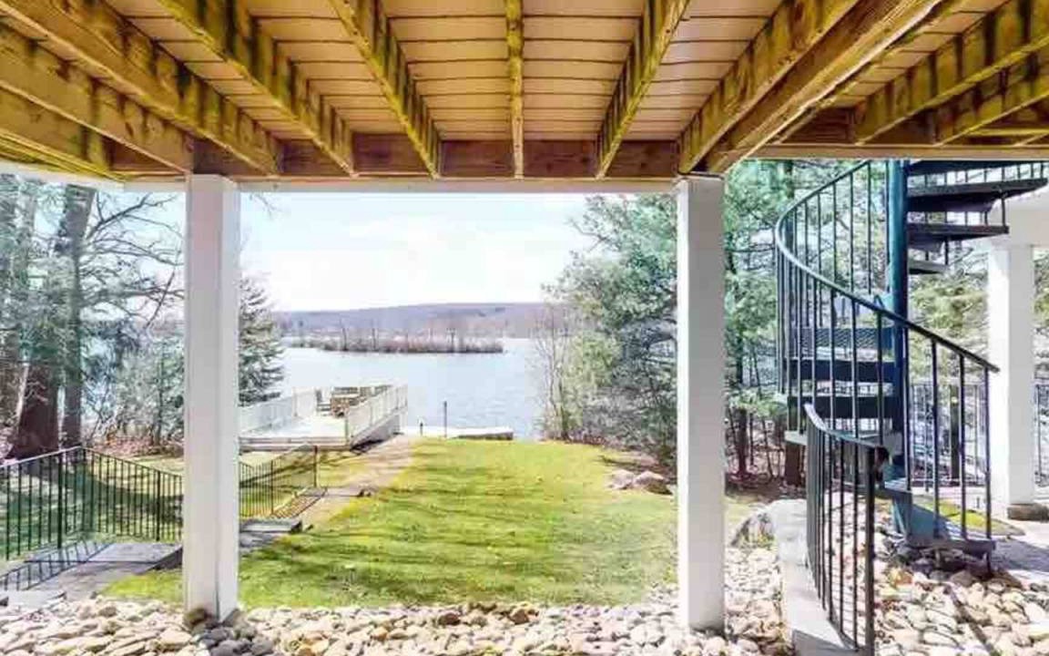 Photo of Patio Balcony in Lake Pocotopaug
