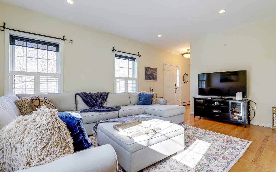 Photo of Livingroom in Old Mystic