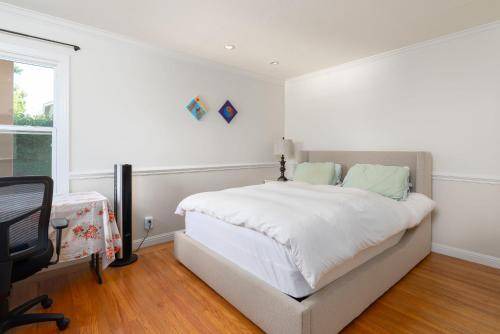 Photo of Bedroom in West Menlo Park
