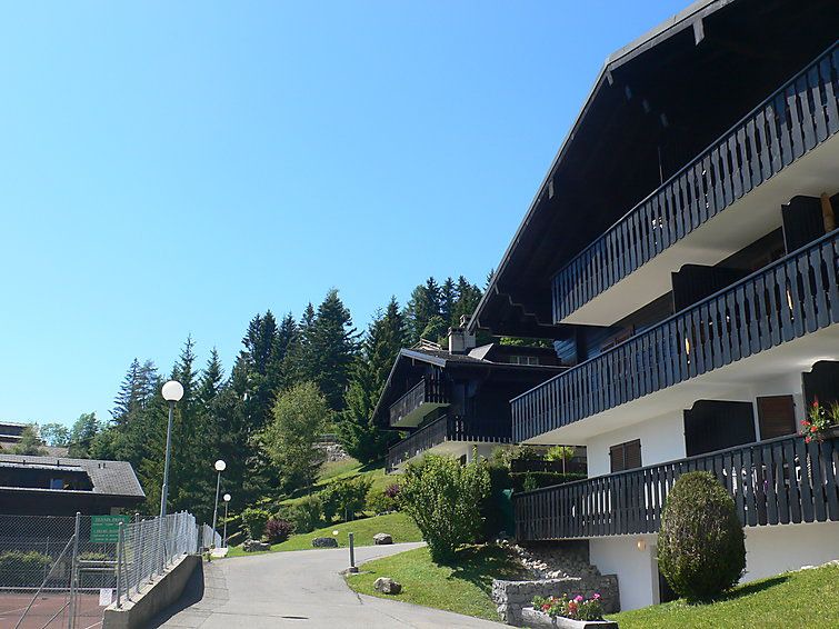 Photo of Buildings in Arveyes
