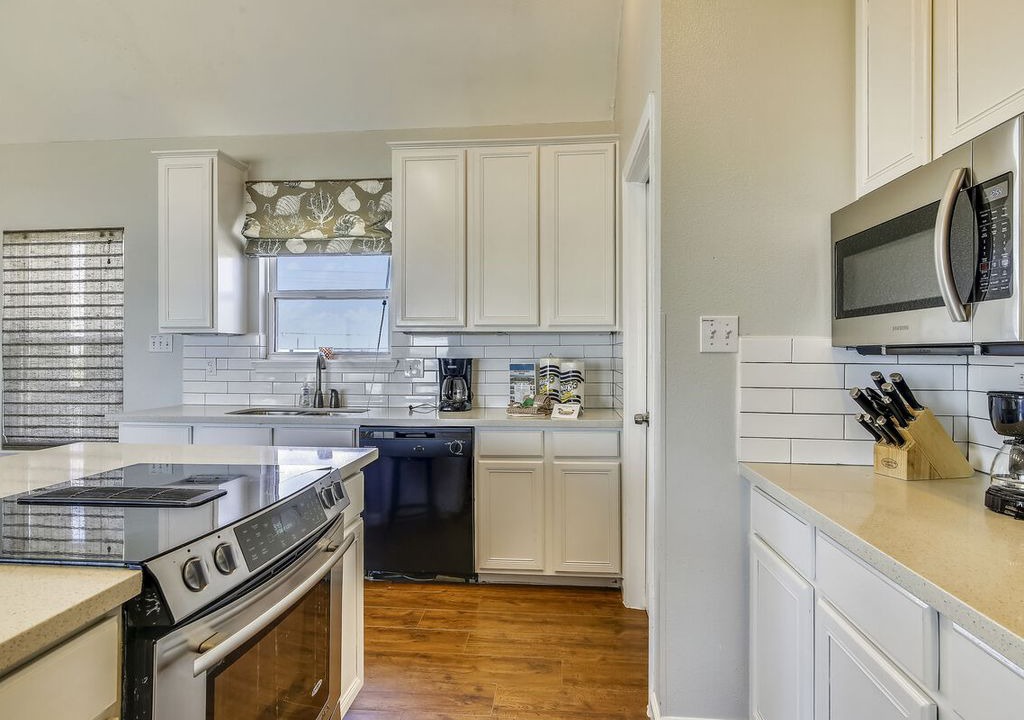 Photo of Kitchen in Sands Of Kahala Beach