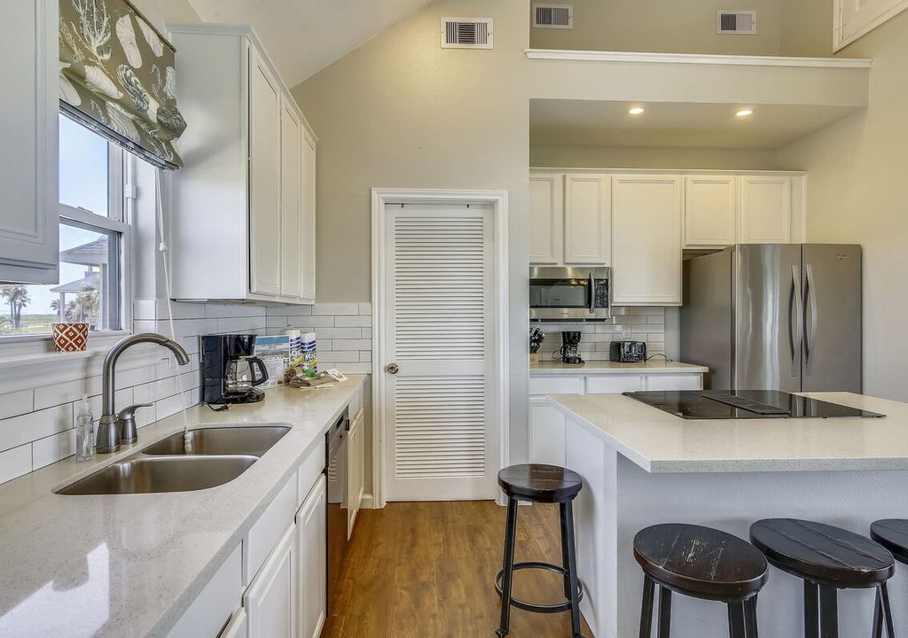 Photo of Kitchen in Sands Of Kahala Beach