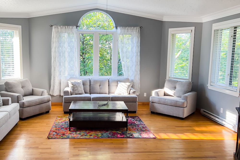 Photo of Livingroom in Bayside