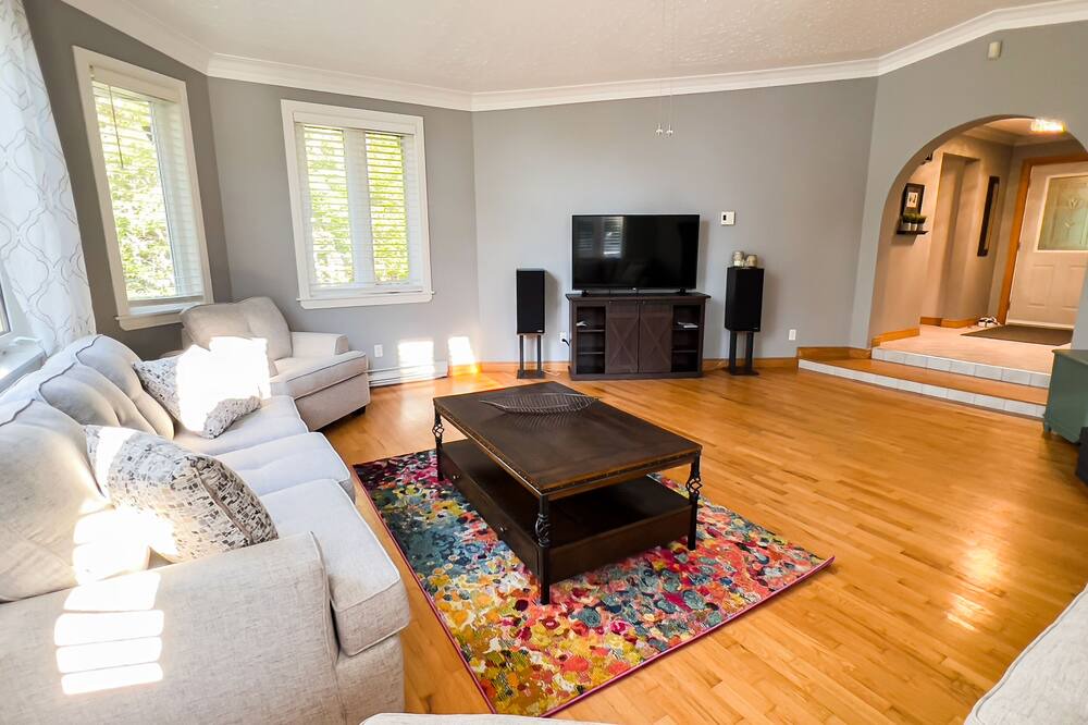 Photo of Livingroom in Bayside