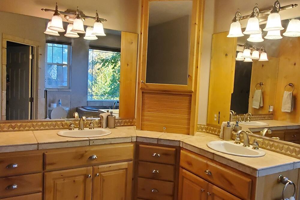 Photo of Bathroom in Parowan