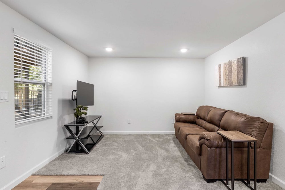 Photo of Livingroom in East Ridge