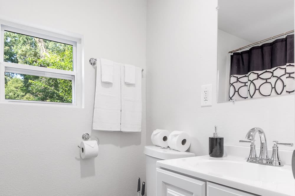 Photo of Bathroom in East Ridge