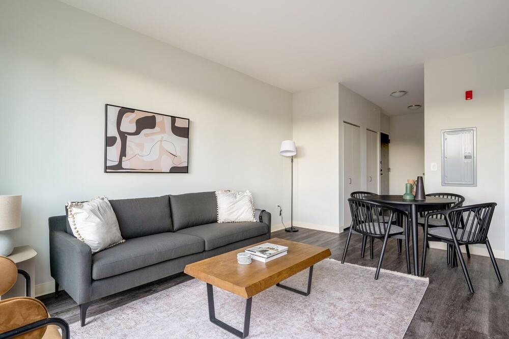 Photo of Livingroom in Edgewater