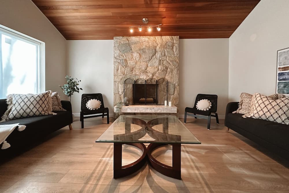 Photo of Livingroom in Fraserview