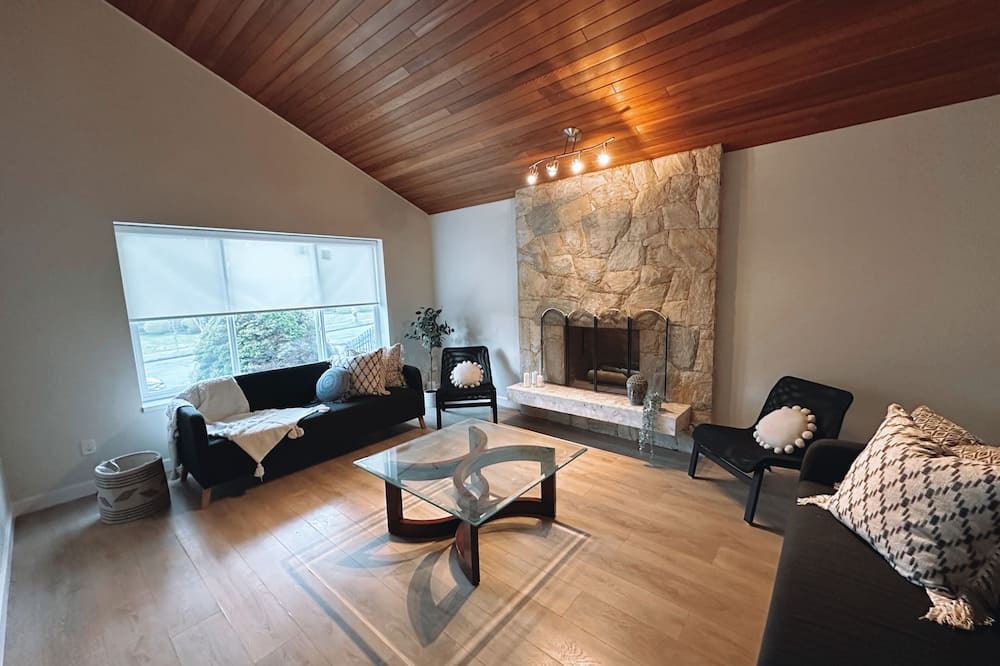 Photo of Livingroom in Fraserview