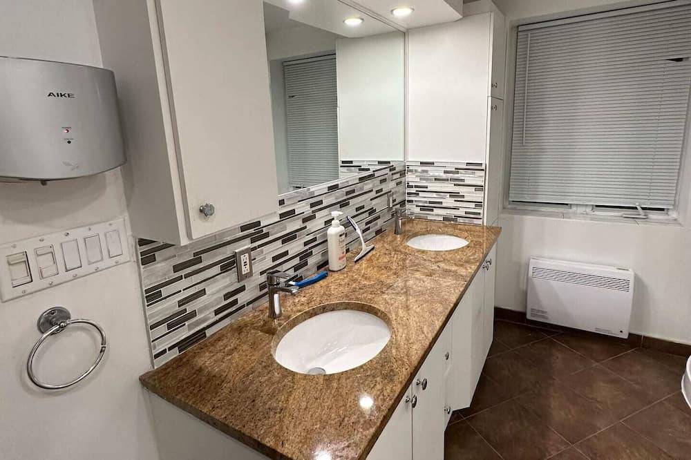 Photo of Bathroom in Longueuil