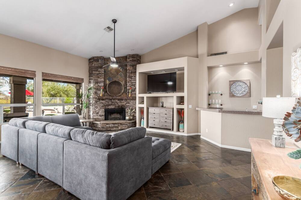 Photo of Livingroom in Foothills Club West