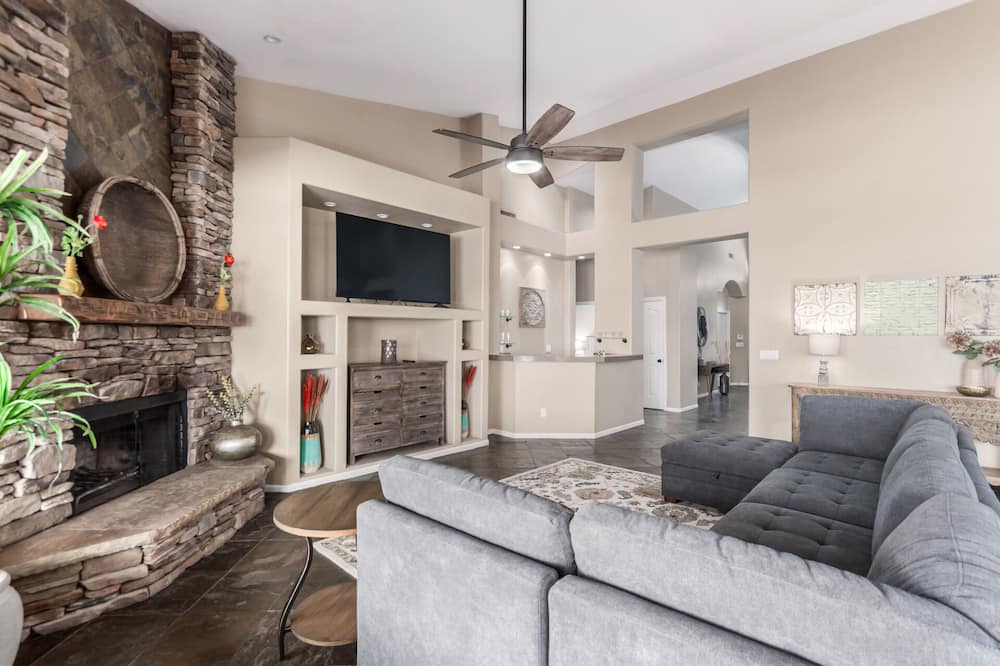 Photo of Livingroom in Foothills Club West
