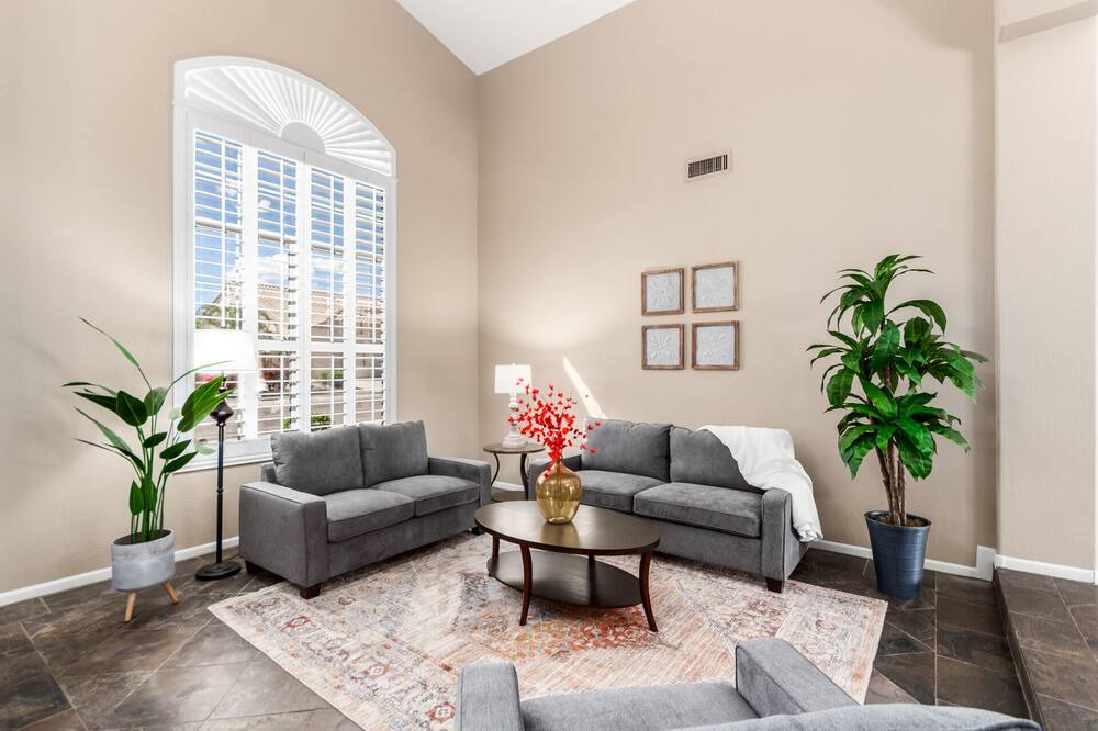 Photo of Livingroom in Foothills Club West