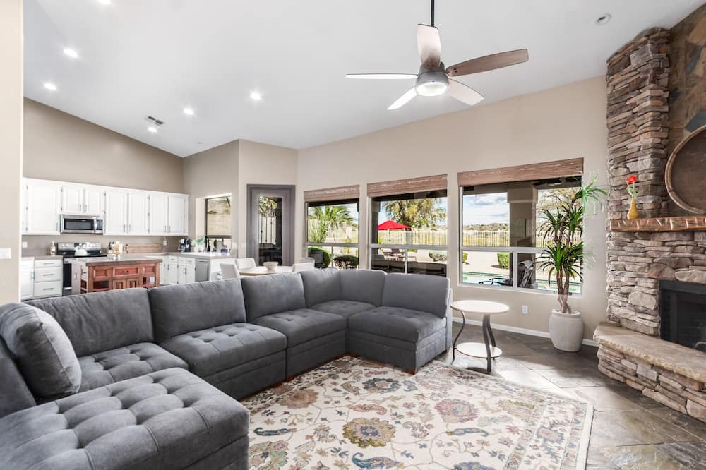 Photo of Livingroom in Foothills Club West