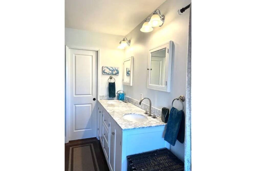 Photo of Bathroom in Mount Carmel