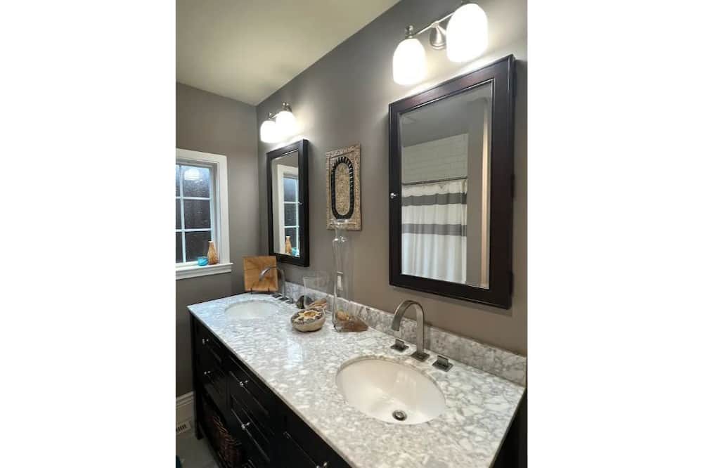 Photo of Bathroom in Mount Carmel