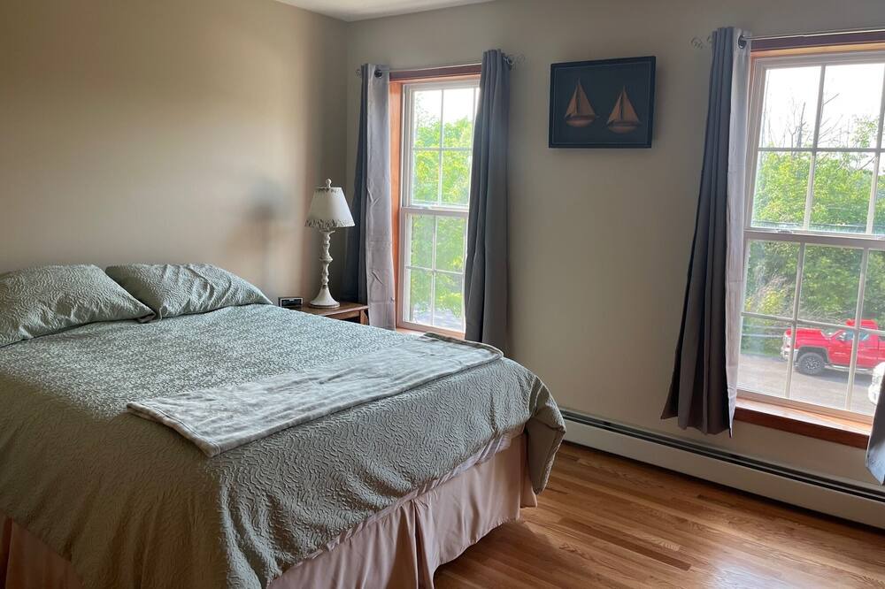 Photo of Bedroom in Castleton-on-Hudson
