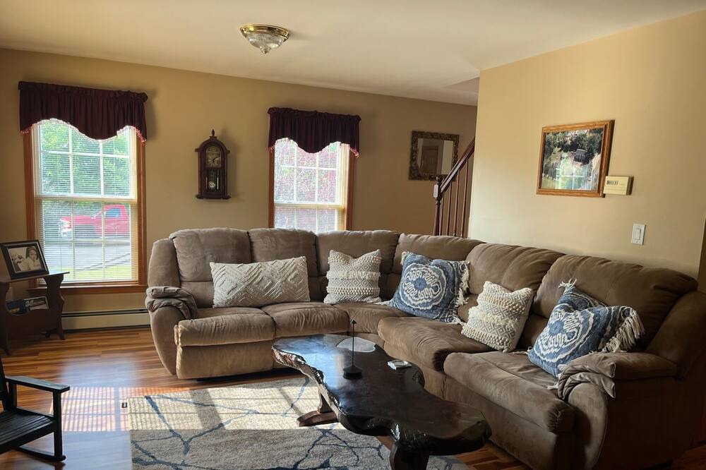 Photo of Livingroom in Castleton-on-Hudson