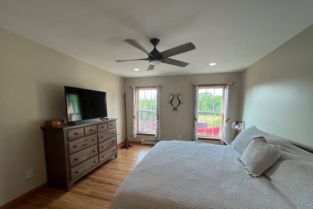 Photo of Bedroom in Castleton-on-Hudson