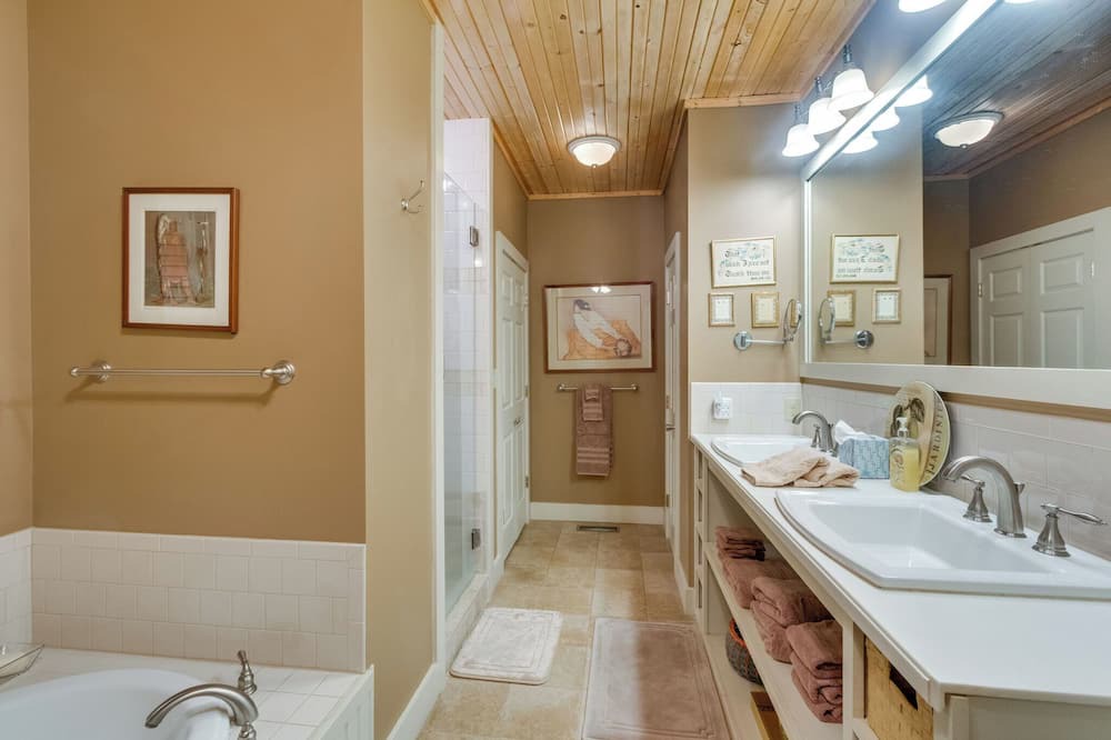Photo of Bathroom in Monteagle