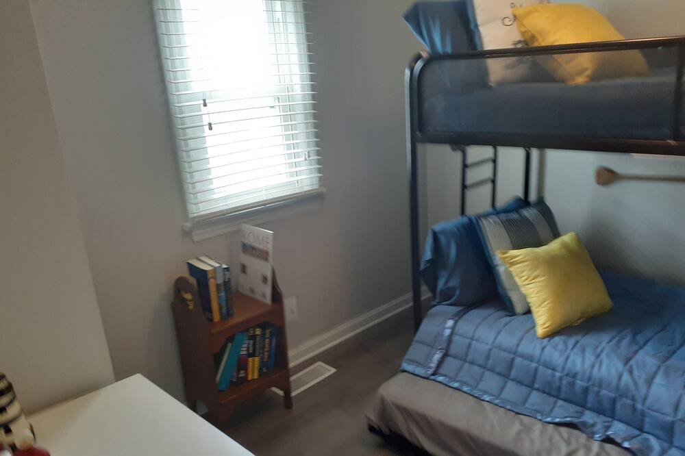 Photo of Bedroom in Lakeview