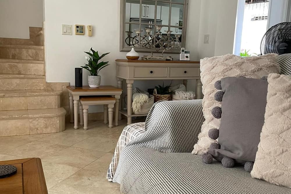 Photo of Livingroom in Schooner Bay
