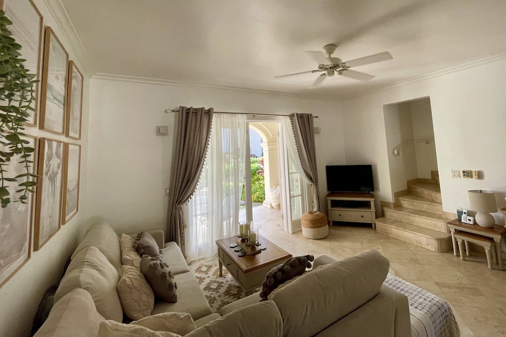 Photo of Livingroom in Schooner Bay