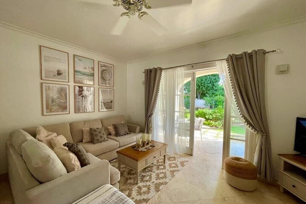 Photo of Livingroom in Schooner Bay