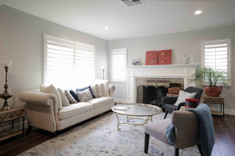 Photo of Livingroom in Wilshire