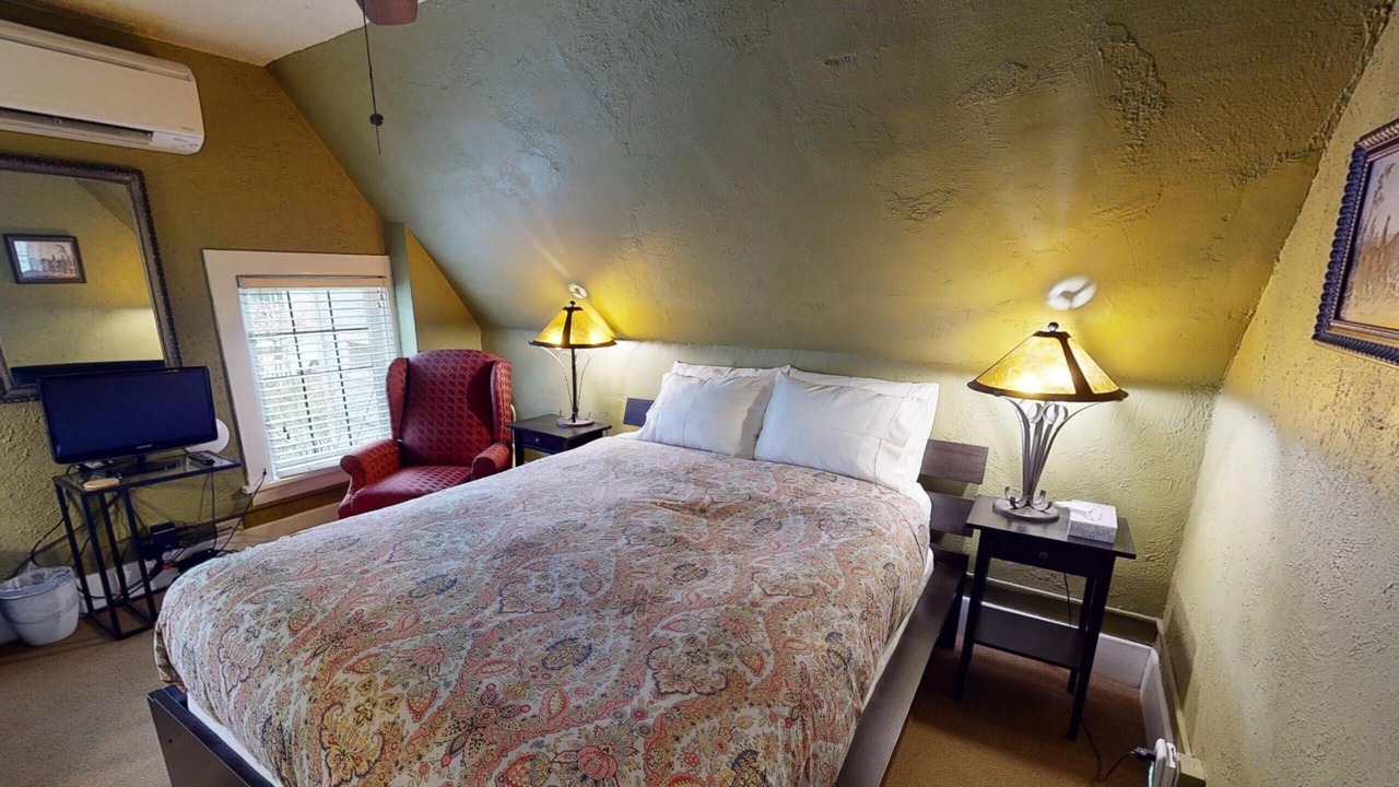 Photo of Bedroom in Broadway