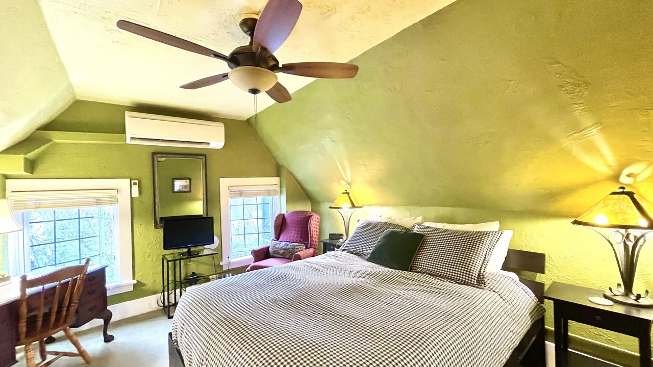 Photo of Bedroom in Broadway