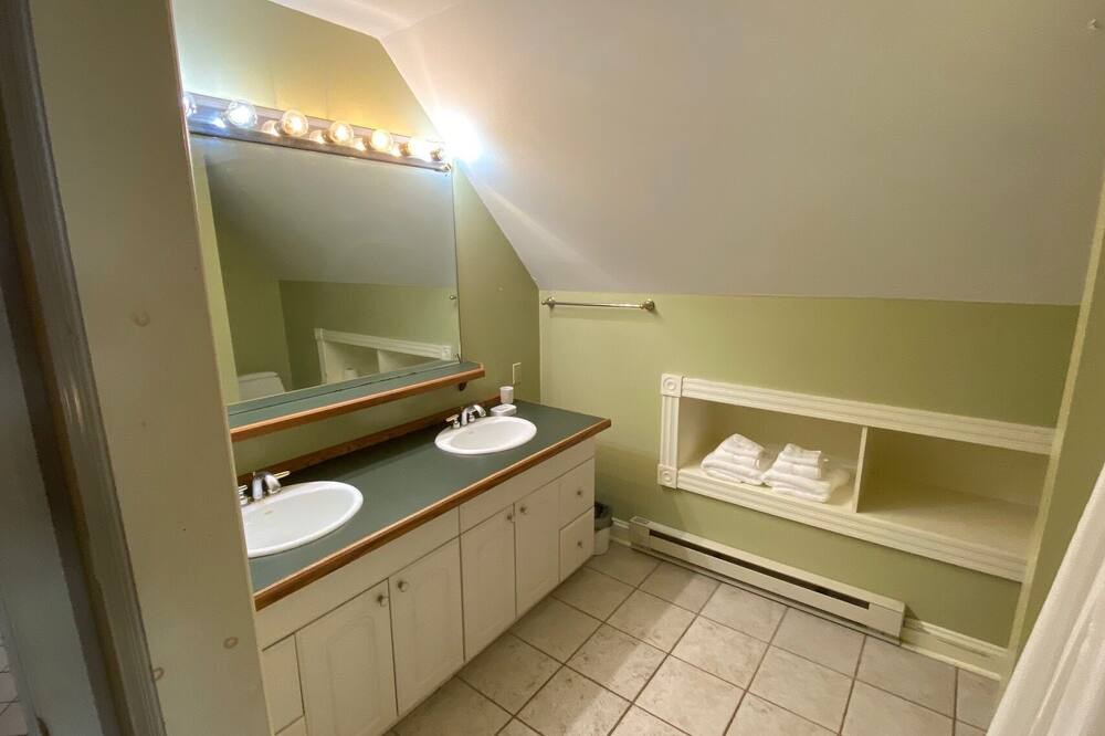Photo of Bathroom in Hummels Wharf