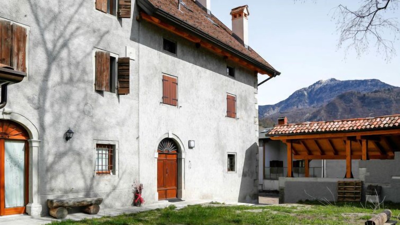 Photo of Buildings in Raveo