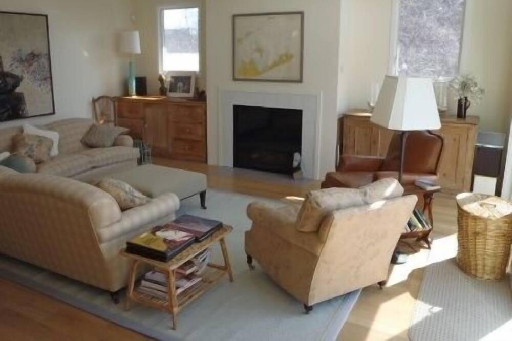 Photo of Livingroom in Beach Hampton