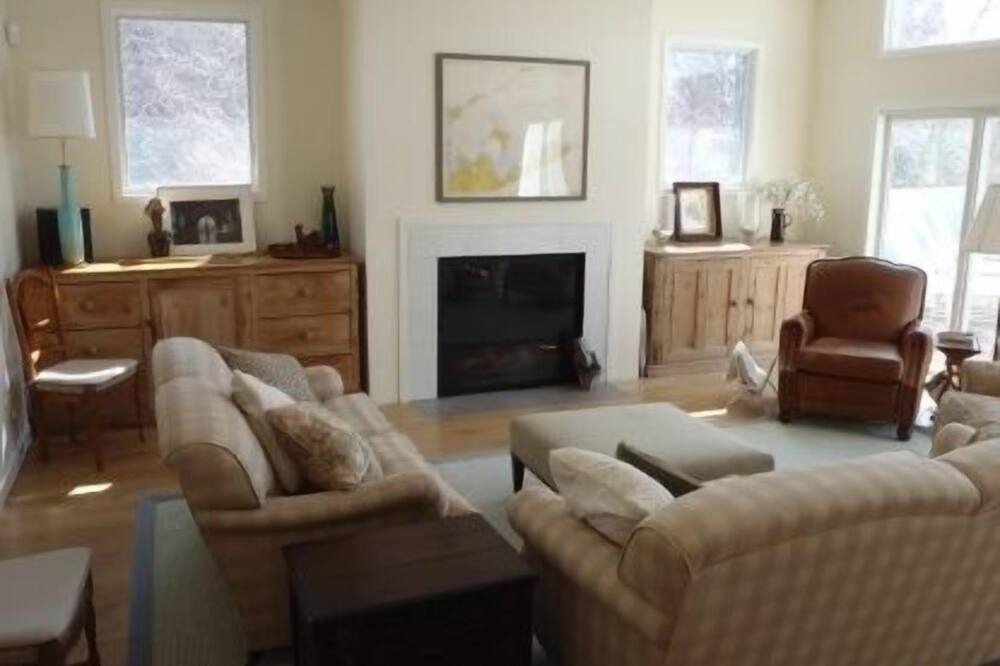 Photo of Livingroom in Beach Hampton
