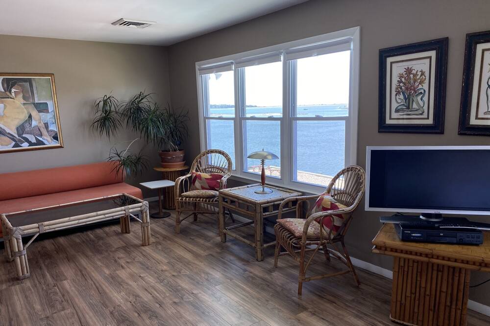 Photo of Livingroom in Hampton Bays