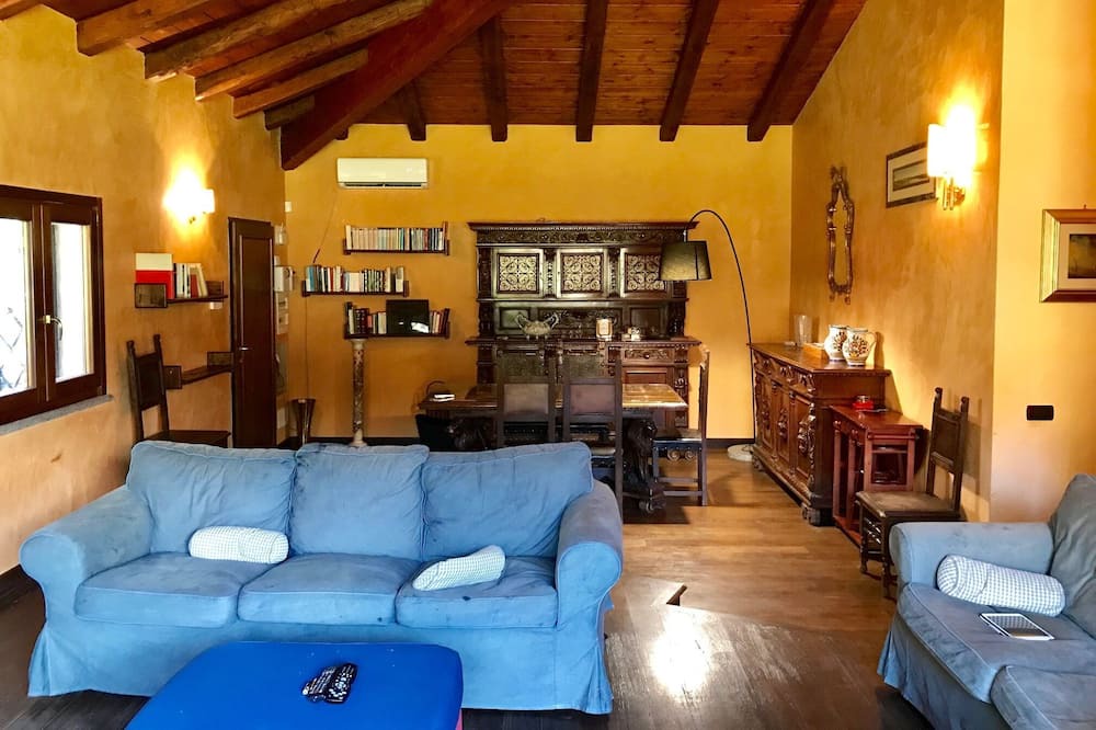 Photo of Livingroom in Zona XXVI Castel di Decima