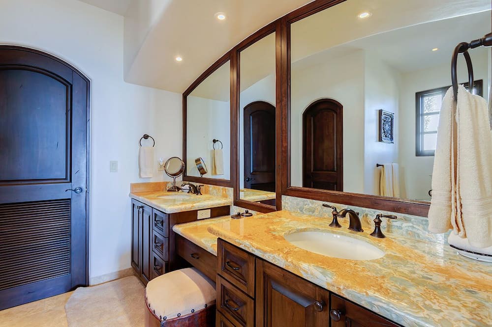 Photo of Bathroom in Buzzards