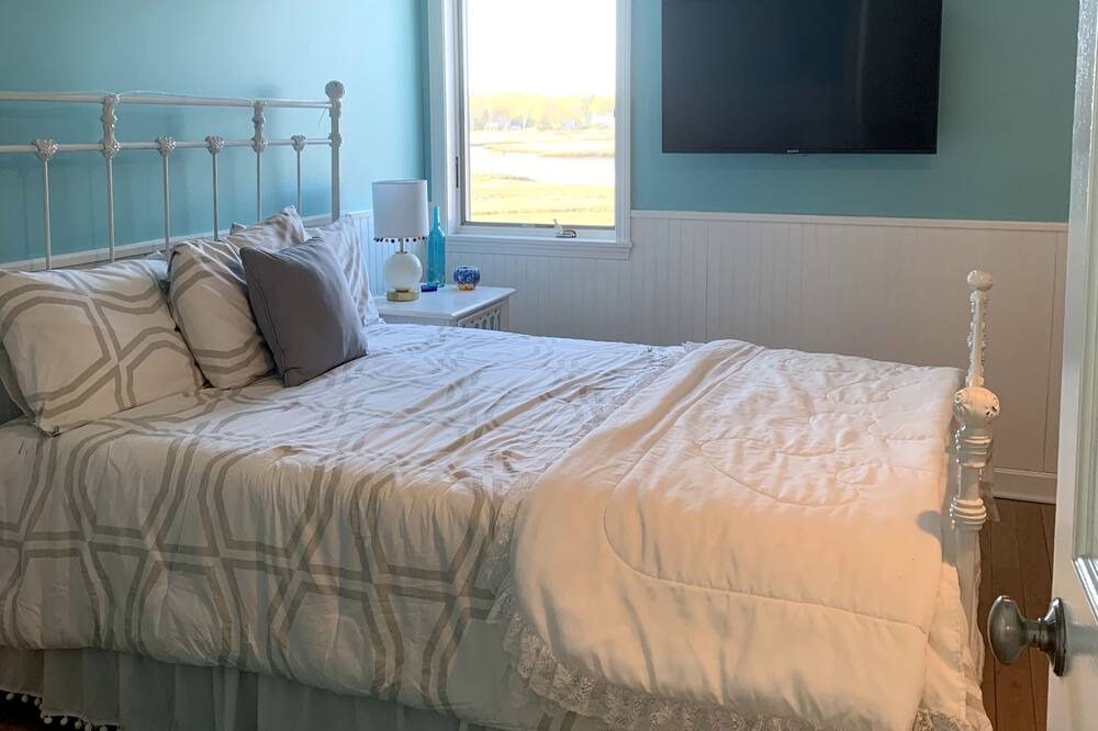 Photo of Bedroom in Saybrook Manor
